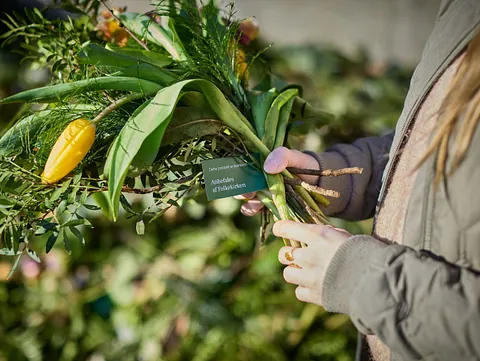 Blomsterhandler med buket