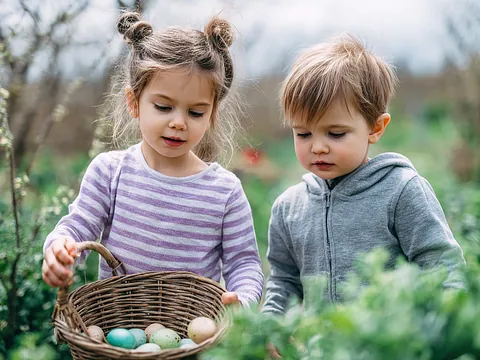 Pige synger og kigger i salmebog