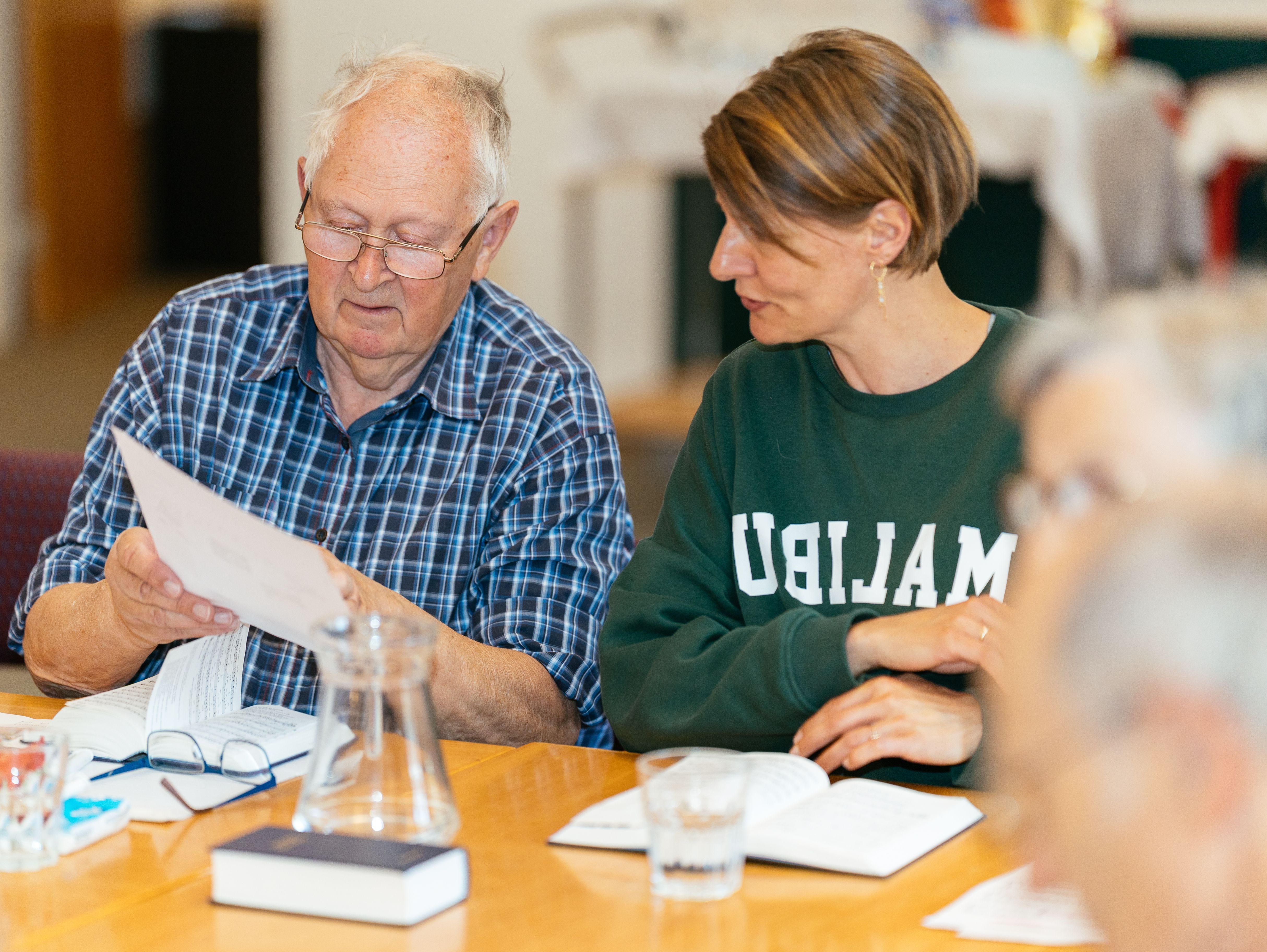 Ung kvinde og ældre mand