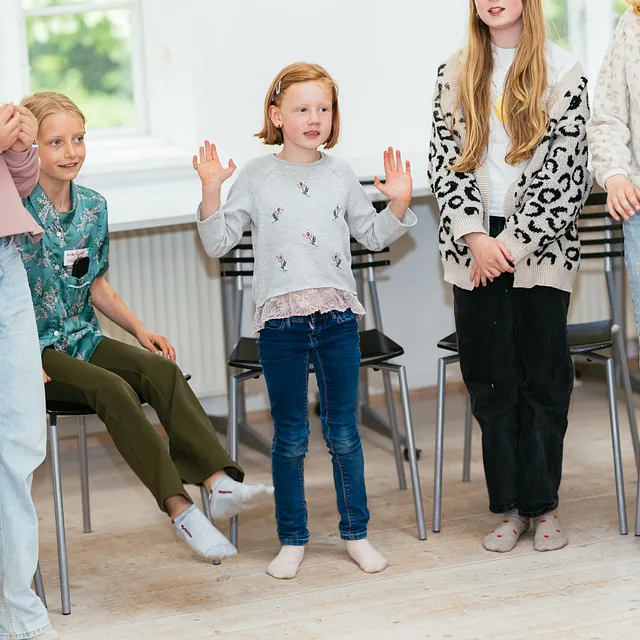 Børn i børnekor, der synger 