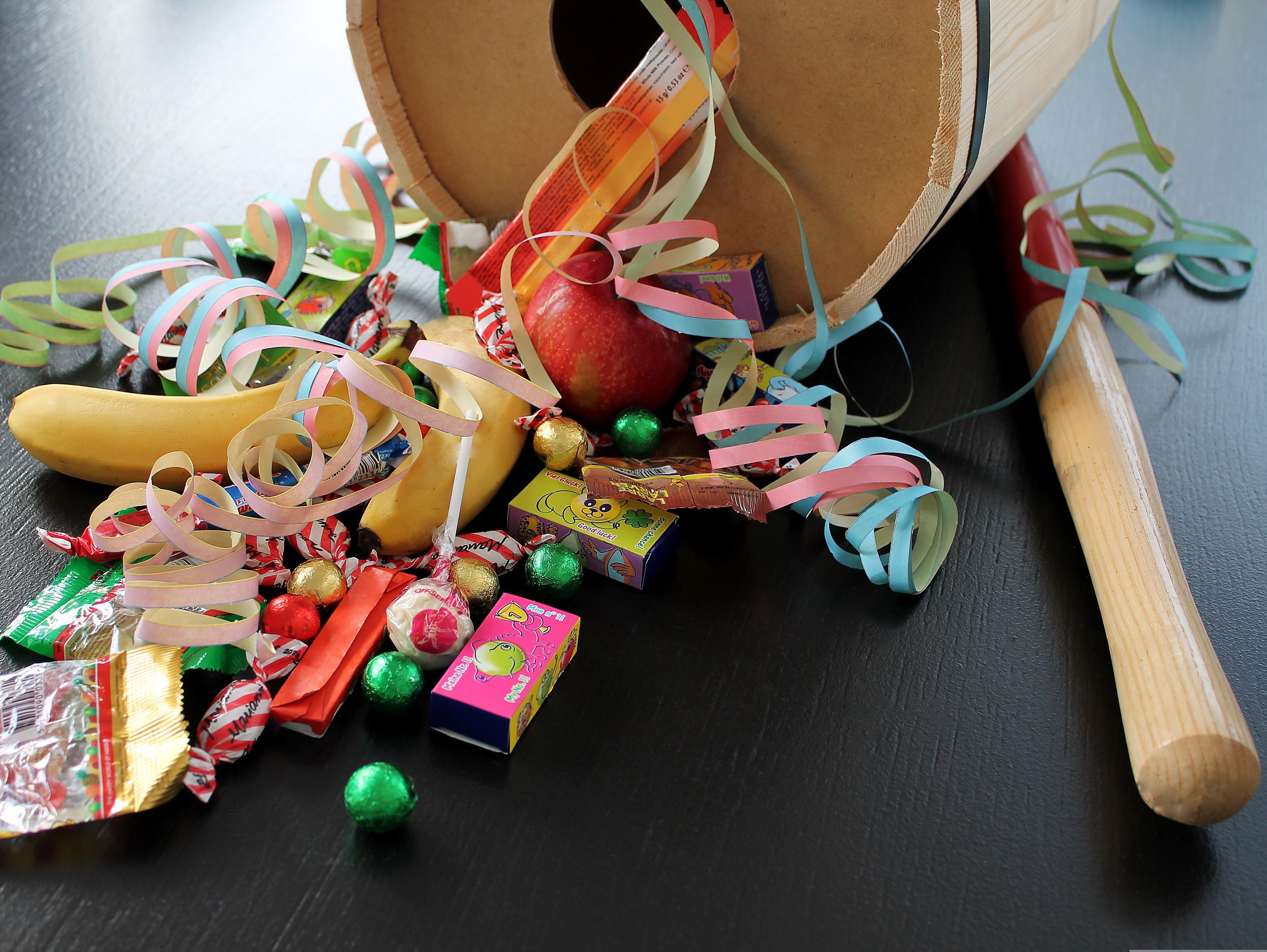 Fastelavnstønde med slik, frugt og pynt