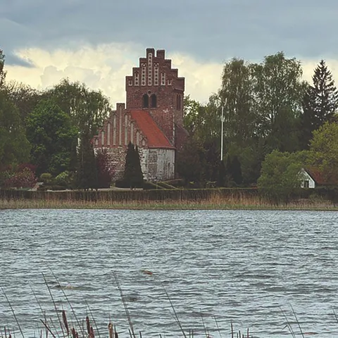 Kimmerslev Kirke set fra vandsiden af Kimmerslev Sø