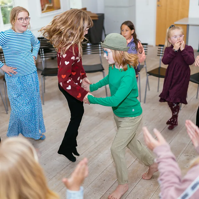 Børn i børnekor, der synger og leger sammen