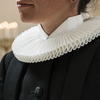 En præst ved alteret med en bibel