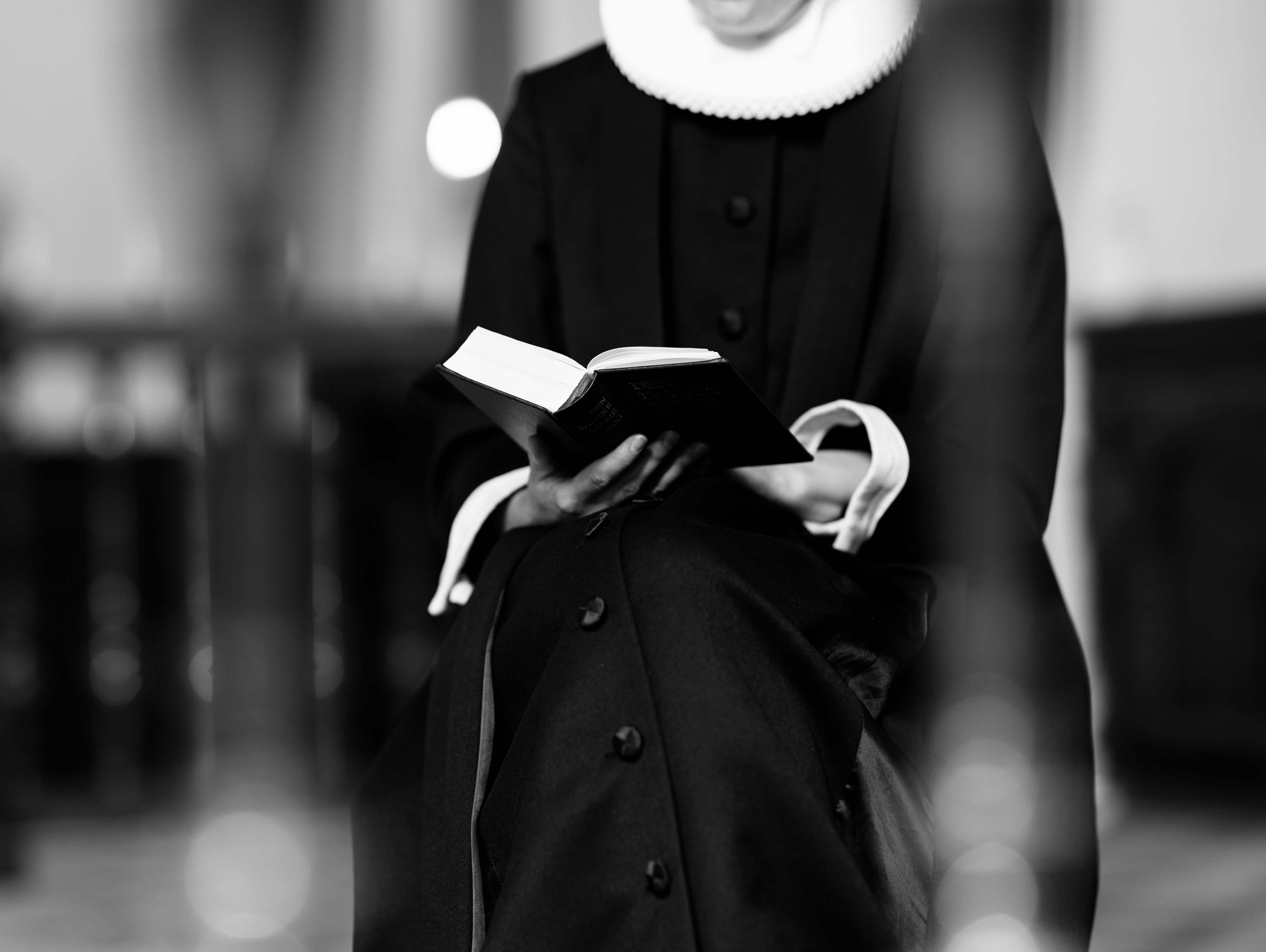 Collage med mennesker. Et barn peger lige frem midt i billedet